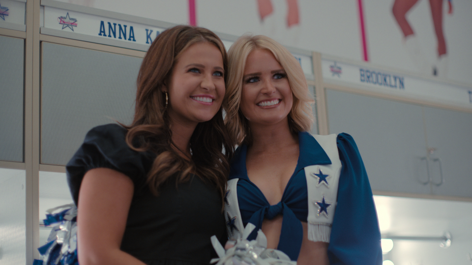 Caroline Sundvold and her sister Anna Kate in America’s Sweethearts: Dallas Cowboys Cheerleaders.