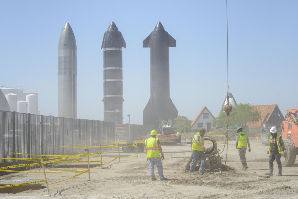 Tres bahías de las instalaciones de producción de SpaceX detrás de una fila de viviendas nuevas en Boca Chica, Texas, el 22 de marzo de 2024. (Mike Osborne/The New York Times)