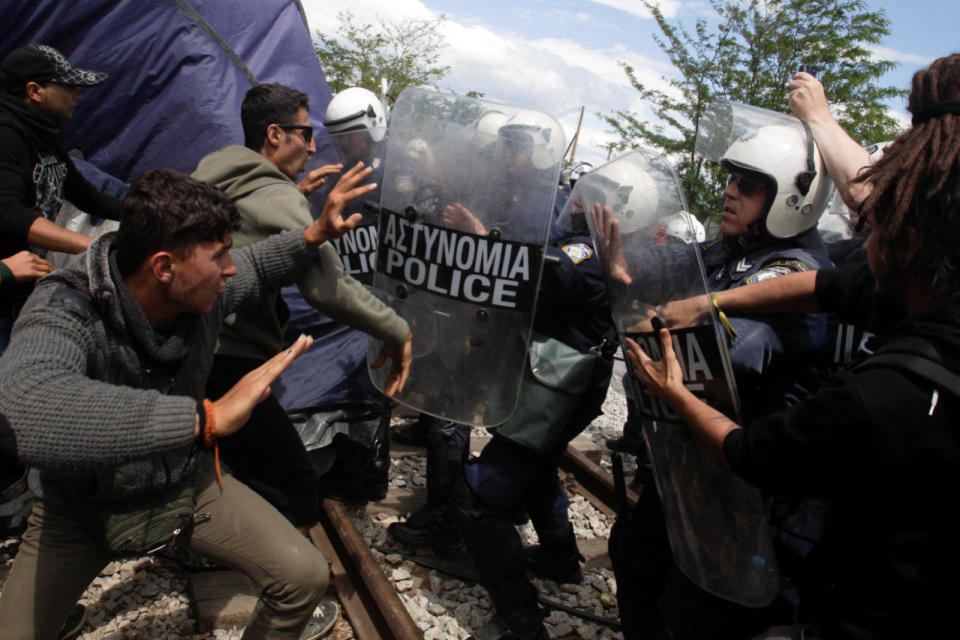 Protesting refugees and migrants are pushed back by Greek police during a protest at a makeshift camp at the Greek-Macedonian border near the village of Idomeni, Greece, May 5, 2016. (Alexandros Avramidis/REUTERS)