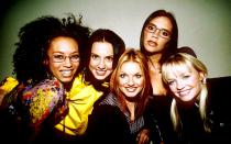 Eine bunte Truppe, mit der sich jeder junge Pop-Fan irgendwie identifizieren konnte. In der zweiten Hälfte der 90-er gab es kaum eine "Bravo Hits"-Ausgabe ohne die Spice Girls, und auch bei MTV liefen ihre Videos in Dauerschleife. (Bild: Brian Rasic/Getty Images)