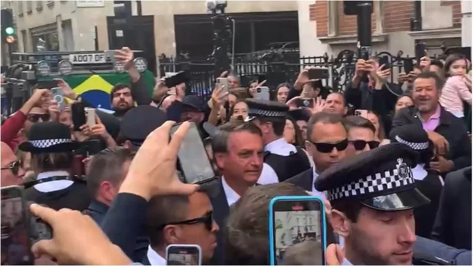 Jair Bolsonaro com apoiadores em Mayfair