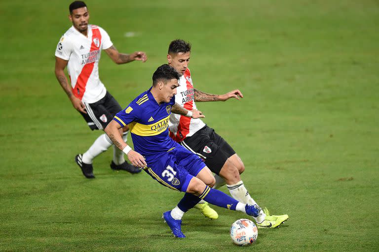 Cristian Pavón pisa el freno frente al ímpetu de Fabricio Angileri, en el último 1-1, que luego Boca inclinó en los penales (Photo by Marcelo Endelli/Getty Images)