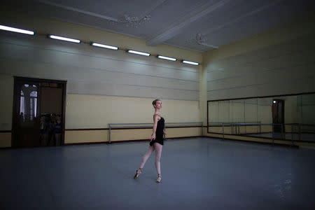 Catherine Conley, the first American to study at Cuba's prestigious National Ballet School (ENB) practices during a lesson in Havana, Cuba. REUTERS/Alexandre Meneghini