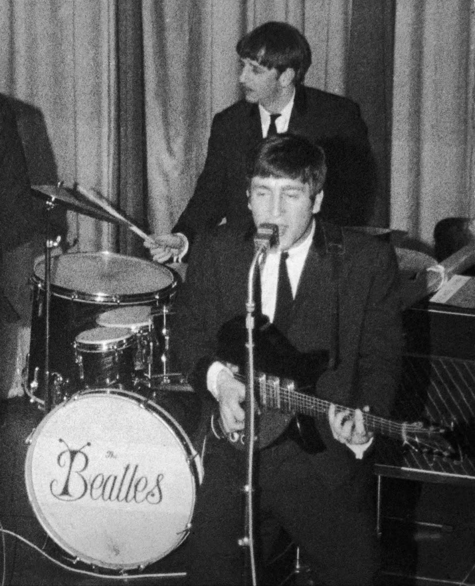 John Lennon und Ringo Starr von den Beatles bei einem Auftritt mit dem Logo in Liverpool im Jahr 1962. (Getty Images)