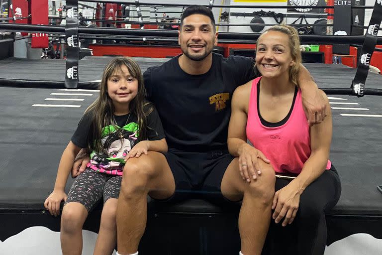 La familia unida: la pequeña Ariadna, Alejandro Silva y Yésica Bopp, en el gimnasio de California en el que se entrenan
