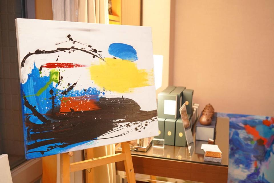 ▲ORIGIN 藝術展間展出吳日勤多幅畫作，其中一幅為《圓夢》。（圖片來源／ORIGIN）
