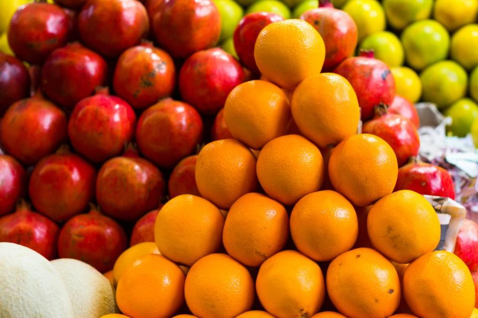 Frutas apiladas en pirámides en mercado