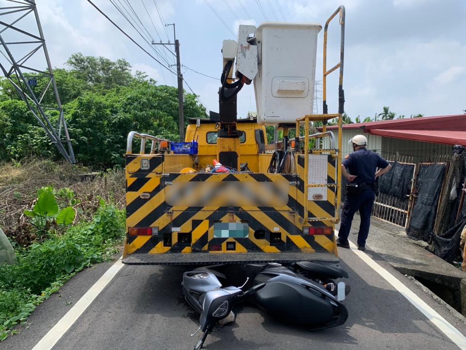 高雄旗山高92線旁產業道路31日發生死亡車禍，林姓男子駕駛工程車倒車時，撞到何姓婦人機車，何婦跟乘客9歲兒子雙雙倒地，雖林男馬上急煞，但母子送醫仍宣告不治。（圖／高市旗山警分局提供）