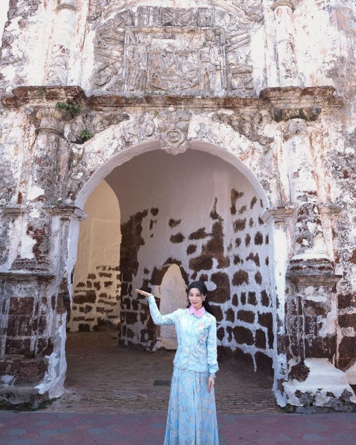 The actress at the Porta De Santiago