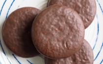 <p>Die gebackenen Lebkuchen sollten Sie über Nacht auskühlen lassen. Am nächsten Tag können Sie sie dann mit Zartbitterkuvertüre überziehen und nach Belieben mit Zuckerstreuseln verzieren. (Bild: iStock / SUNGSU HAN)</p> 