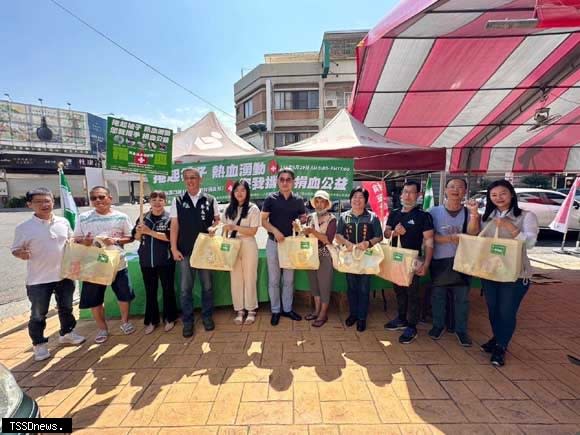 立委民進黨雲林縣黨部主委劉建國（左六）、縣議員縣黨部執行長蔡永富（左四）、縣議員張庭綺（左一）、莿桐鄉長廖秋蓉（右四）等一起贈禮品予捐血人，表達謝意合照。(記者劉春生攝)