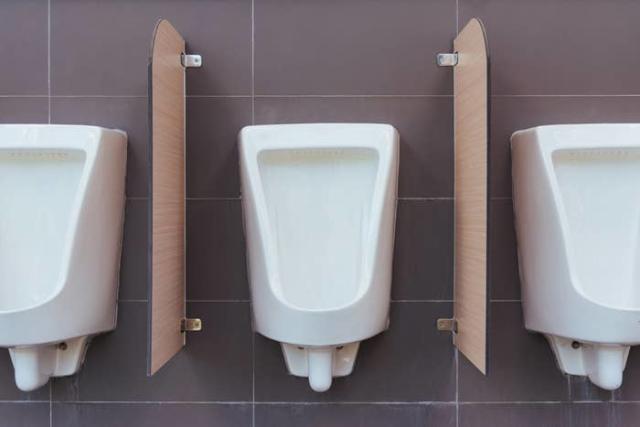 Toilet Drunk Sex - Men Are Sharing The Most Awkward Things That Happened To Them At The  Urinal, And My Dudes, Some Of You Need Restroom Etiquette Lessons