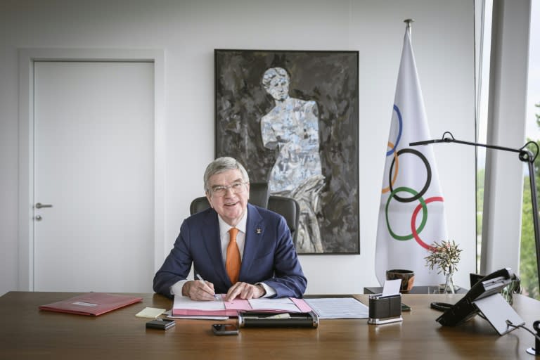 Thomas Bach, en su despacho durante la entrevista con la AFP en la sede central del COI, el 26 de abril de 2024 en la ciudad suiza de Lausana (Gabriel Monnet)