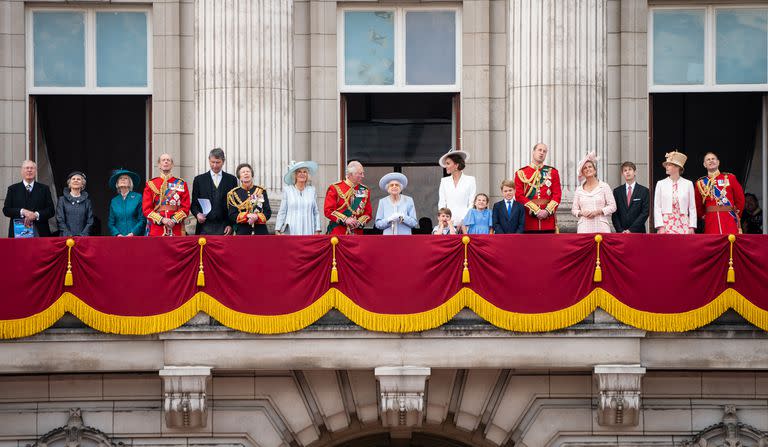 El duque de Gloucester, la duquesa de Gloucester, la princesa Alexandra, el duque de Kent, el vicealmirante Sir Tim Laurence, la princesa real, la duquesa de Cornualles, el príncipe de Gales, la reina Isabel II, la duquesa de Cambridge, la princesa Charlotte, el príncipe Louis, el príncipe George, el duque de Cambridge, la condesa de Wessex, James Viscount Severn, Lady Louise Windsor y el conde de Wessex en el balcón del Palacio de Buckingham para ver el espectáculo aéreo del primer día de las celebraciones del Jubileo de Platino