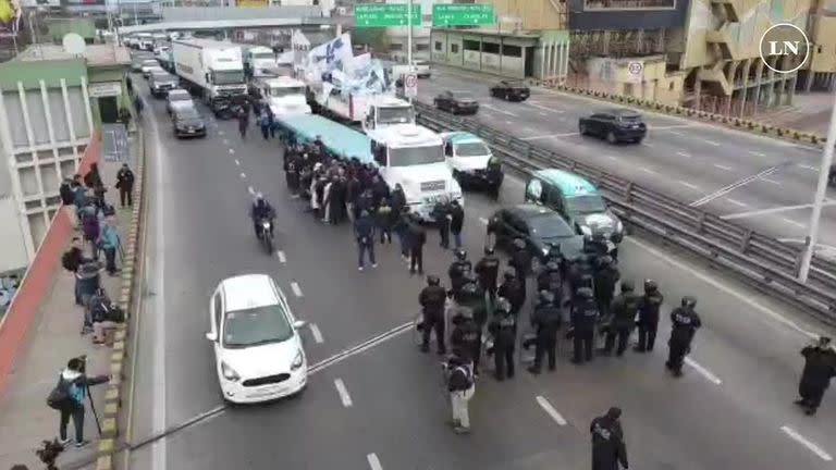 La protesta de camioneros el Puente Pueyrredón, desde el drone de LN