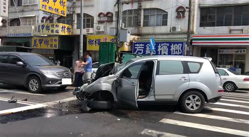 屏東縣新埤鄉嚴重車禍。（圖／翻攝自臉書屏東縣潮州鎮）