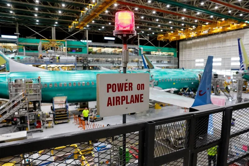 Los Trabajadores Aeroespaciales desafían a los fabricantes de aviones por las horas extras obligatorias