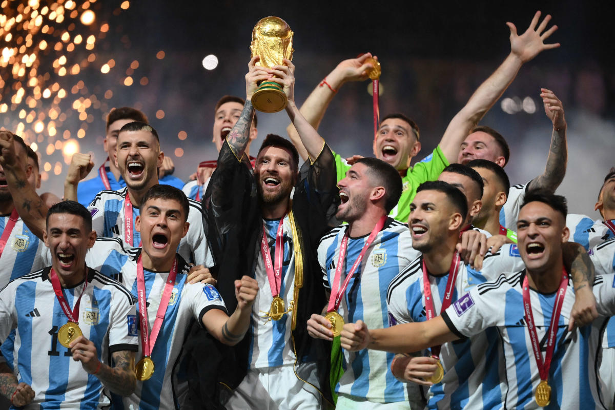 Messi soulève la Coupe du monde avec un gilet « filet »