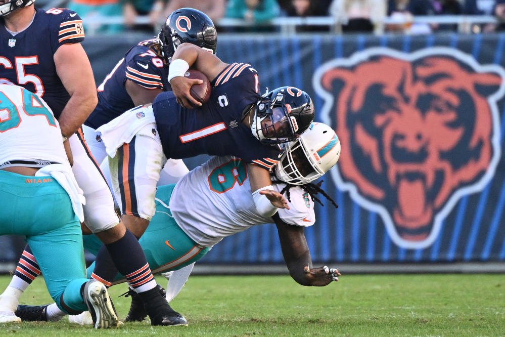 Bears observations: Roquan Smith stars, Justin Fields struggles in