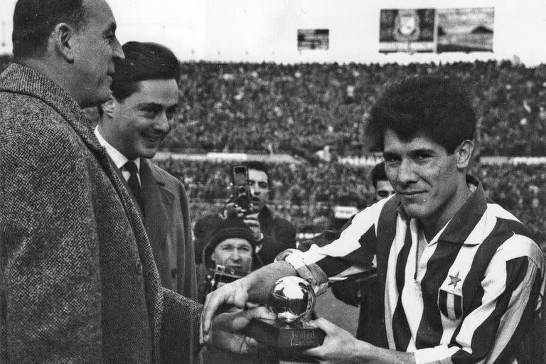 El cambio de nacionalidad de Omar Sívori le permitió también competir por el Balón de Oro, en aquella ocasión limitado a los futbolistas europeos, que obtuvo en 1961