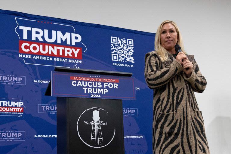 La representante estadounidense Marjorie Taylor Greene (R-GA) habla durante un evento del equipo Trump Iowa 