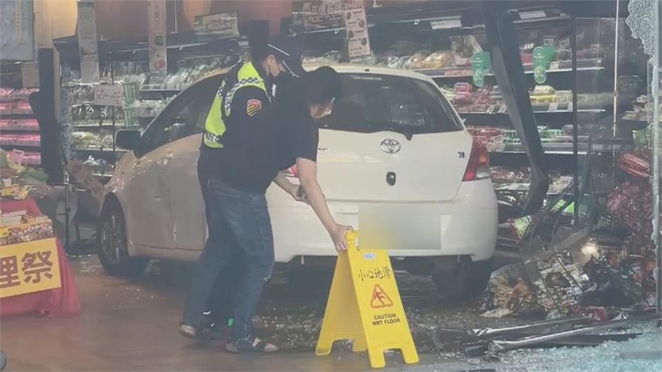 嘉義轎車擦撞暴衝進量販店　高雄女駕駛誤踩油門直撞超商