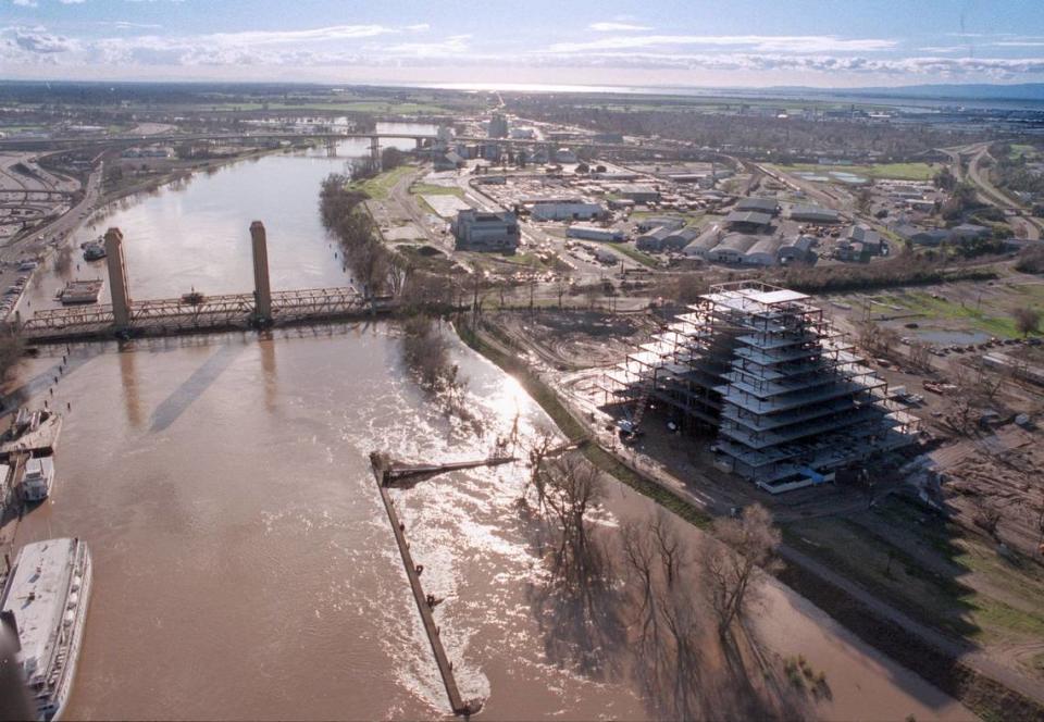 La pirámide de The Money Store toma forma en West Sacramento en una vista aérea mirando hacia el sur mientras el nivel del agua en el río Sacramento sube debido a las tormentas el 3 de enero de 1997.