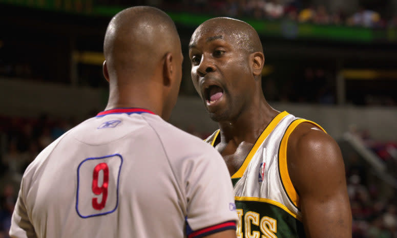 Gary Payton yelling at a referee.