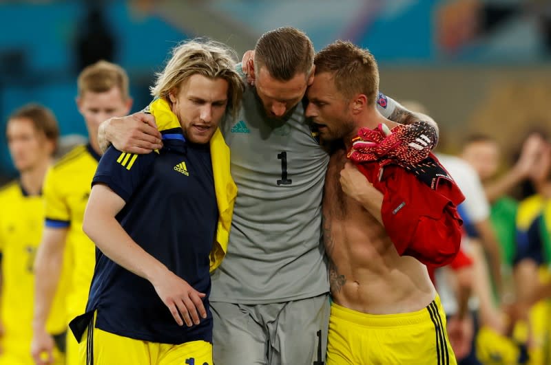 Los suecos Emil Forsberg, Robin Olsen y Sebastian Larsson tras el partido con España.