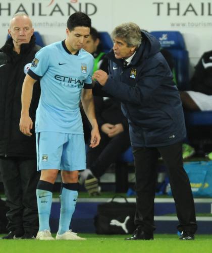 Manchester City&#39;s manager Manuel Pellegrini, right, gives instructions to Samir Nasri during the English Premier League soccer match between Leicester City and Manchester City at King Power Stadium, in Leicester, England, Saturday, Dec. 13, 2014. (AP Photo/Rui Vieira)