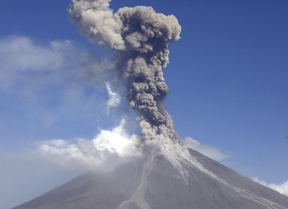 <p>FRM08. DARAGA (FILIPINAS), 23/01/2018. Vista del volcán Mayon mientras entra en erupción hoy, martes 23 de enero de 2018, en la ciudad de Daraga, provincia de Albay (Filipinas). El Instituto Filipino de Vulcanología y Sismología (PHIVOLCS) elevó el 22 de enero el nivel de alerta para el volcán Mayon en medio de temores de una erupción mayor en las próximas horas o días. “Más de 26,000 personas han sido evacuadas a refugios en el área. La zona de peligro se extiende a un radio de 8 kilómetros desde el respiradero de la cumbre. Se recomienda encarecidamente al público que esté atento y desista de ingresar a esta zona de peligro”, agregó el PHIVOLCS. EFE/FRANCIS R. MALASIG </p>