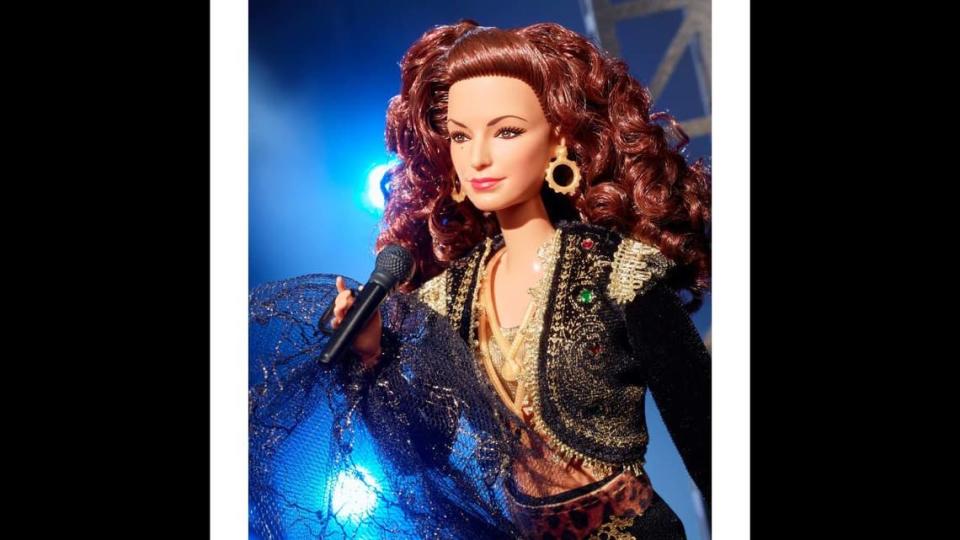 Gloria Estefan es ahora una 'Globie', bromea la estrella del pop de Miami. El 1 de septiembre de 2022, Mattel sacó a la venta una edición limitada de la muñeca Barbie Gloria Estefan que incorpora su aspecto del video 'Get On Your Feet' de 1989, con el fin de incorporar la herencia hispana de la artista. Estefan colaboró con Mattel en todos los aspectos del aspecto de la muñeca. Mattel
