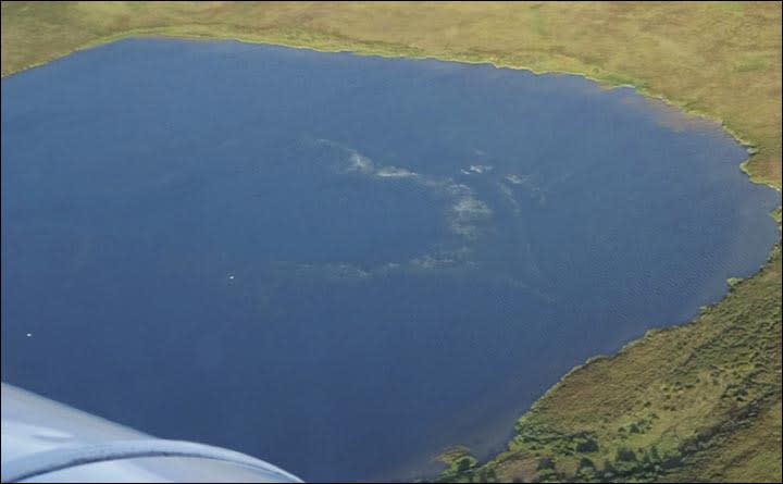 Dieses Bild verrät einen möglichen Schlüssel, der zur Ursache der gewaltigen Erderhebungen führen könnte. Das Weiße auf der Wasseroberfläche ist austretendendes Methangas – Sibirien ist reich an natürlichen Gasvorkommen. Eine Mischung aus Methan, Salz und Wasser könnte zu Explosionen führen.