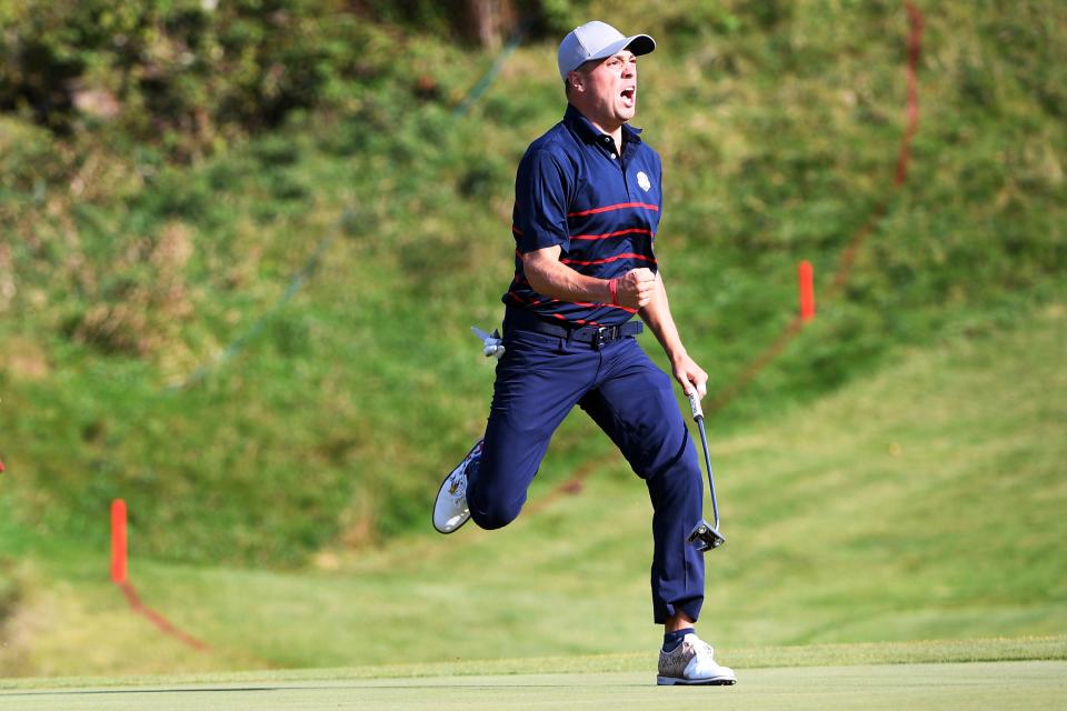 Justin Thomas reacciona a su putt en el noveno hoyo durante los partidos de cuatro bolas del día uno para la competencia de golf 43rd Ryder Cup en Whistling Straits.  (Foto: Orlando Ramírez-USA TODAY Sports)