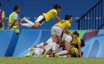 2016 Rio Olympics - Soccer - Preliminary - Women's First Round - Group G Colombia v USA - Amazonia Stadium - Manaus, Brazil - 09/08/2016. Colombia's players celebrate last-minute equaliser. REUTERS/Bruno Kelly