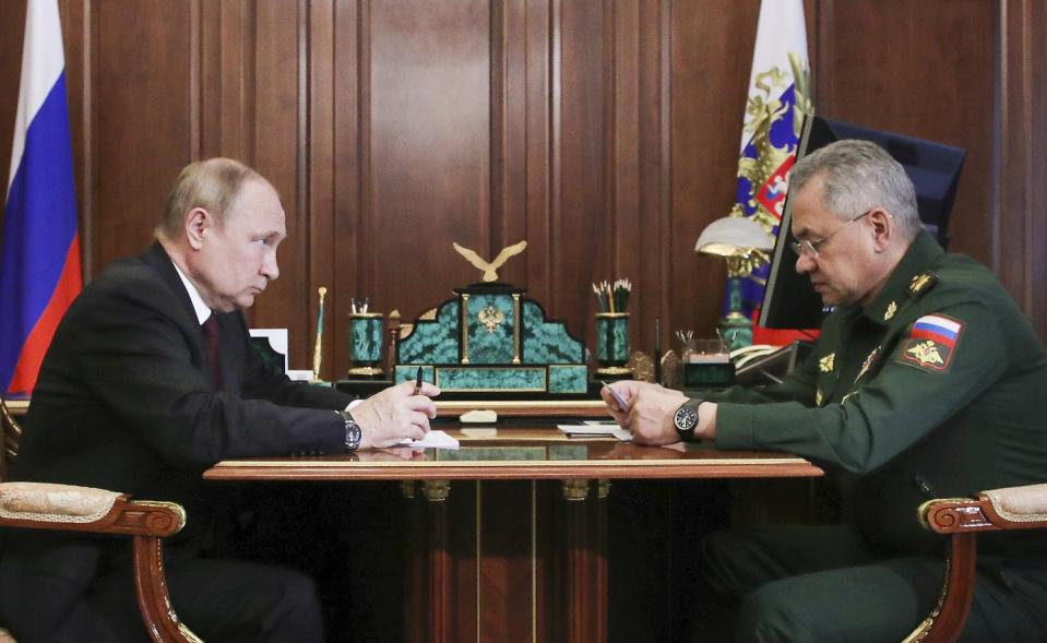 El presidente ruso Vladimir Putin, a la izquierda, escucha el informe del ministro de Defensa ruso Sergei Shoigu en el Kremlin en Moscú el 4 de julio de 2022. <a href="https://newsroom.ap.org/detail/RussiaUkraine/209b825923bd40ecaa5b3d85c8a86c26/photo?Query=(persons.person_featured:(Vladimir%20AND%20Putin))%20AND%20%20(Putin%20Ukraine)%20&mediaType=photo&sortBy=arrivaldatetime:desc&dateRange=Anytime&totalCount=1175&currentItemNo=0" rel="nofollow noopener" target="_blank" data-ylk="slk:Mikhail Klimentyev, Sputnik, Kremlin Pool Photo via AP, File;elm:context_link;itc:0;sec:content-canvas" class="link ">Mikhail Klimentyev, Sputnik, Kremlin Pool Photo via AP, File</a>