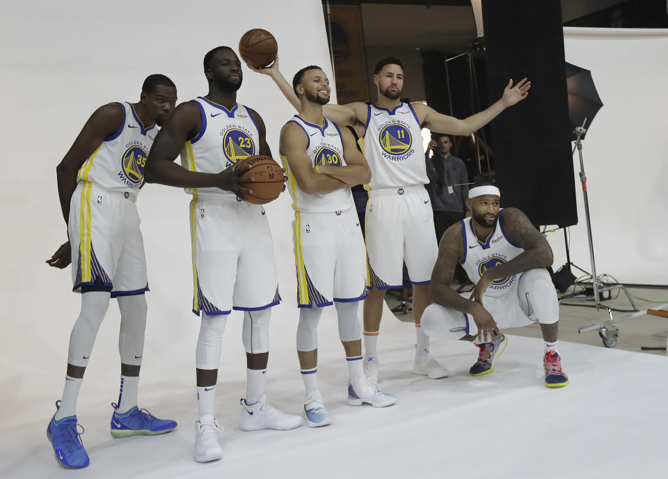 De izquierda a derecha, Kevin Durant, Draymond Green, Stephen Curry, Klay Thompson y DeMarcus Cousins, posan para las fotos durante el Día de Prensa del equipo, el lunes 24 de septiembre de 2018, en Oakland, California (AP Foto/Jeff Chiu)