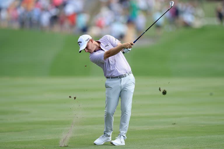 Emiliano Grillo ejecuta su segundo golpe en el 18, después de quedar muy cerca del hoyo en uno en el 17, la isla del campo de Ponte Vedra Beach, donde se desarrolla The Players Championship.