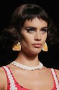 Retro. Si quieres innovar, el peinado del desfile de Moschino es una buena alternativa. Nos encanta el flequillo corto e irregular y la ondulación en las puntas del cabello. Sin dudas, será un look que te hará destacar. - Foto: Vittorio Zunino Celotto/Getty Images