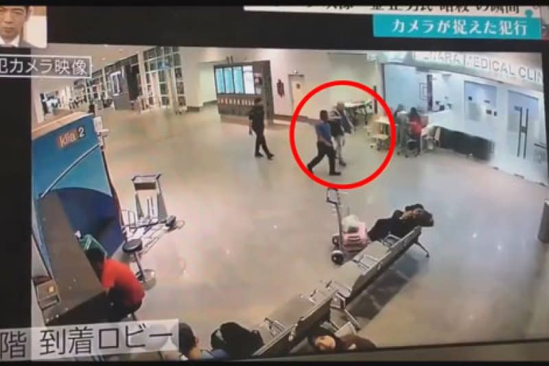 金正男在兩名警察陪同下，自行走向機場醫務室。