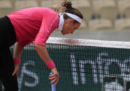 Victoria Azarenka tras fallar un disparo en el partido contra Anna Karolina Schmiedlova por la segunda ronda del Abierto de Francia, el miércoles 30 de septiembre de 2020, en París. (AP Foto/Michel Euler)