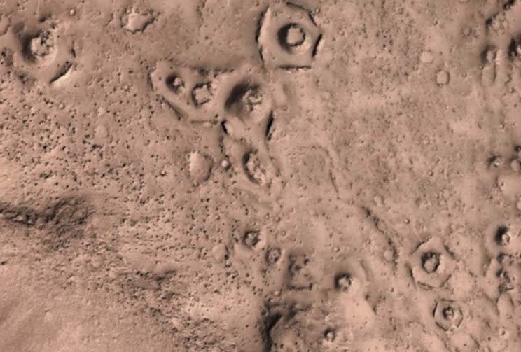 Diese Kreise sollen der Beweis für Leben auf dem Mars sein. (Bild: Youtube/Martian Archaelogy)