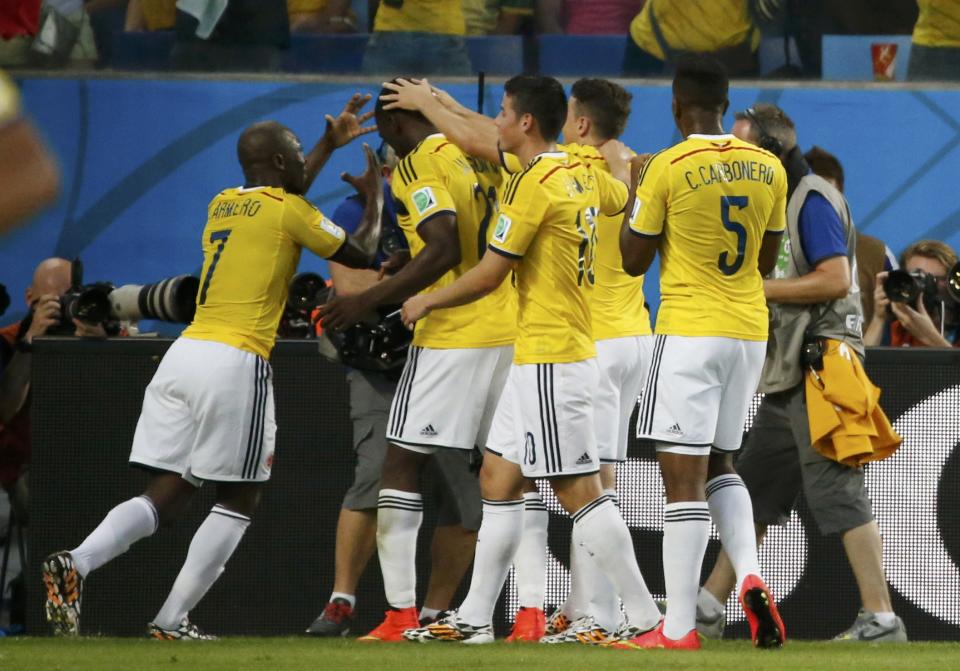 Colombia's Jackson Martinez (2nd L) celebrates with teammates after scoring against Japan during their 2014 World Cup Group C soccer match at the Pantanal arena in Cuiaba June 24, 2014. REUTERS/Jorge Silva (BRAZIL - Tags: SOCCER SPORT WORLD CUP)