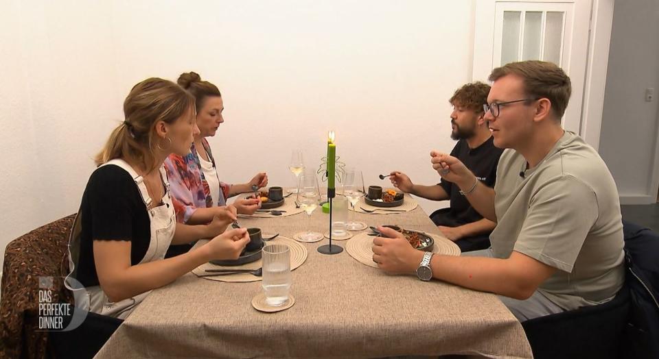 Essen aus Johannes' selbst hergestellten Keramikgeschirr: die Gourmets der Kölner Dinner-Runde. (Bild: RTL)