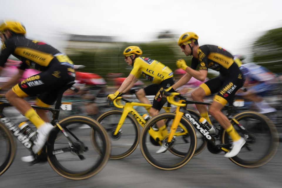 El danés Jonas Vingegaard, con la casaca amarilla de líder general, durante la 21ra etapa del Tour de Francia, el domingo 23 de julio de 2023. (AP Foto/Thibault Camus)