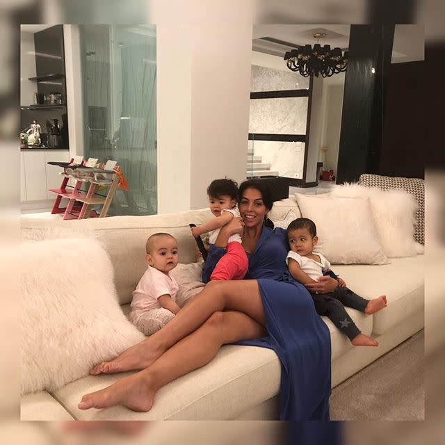 Georgina Rodríguez en casa viendo jugar a Cristiano junto a sus nenes. <a href="https://www.instagram.com/georginagio/?hl=en" rel="nofollow noopener" target="_blank" data-ylk="slk:Foto: Georgina Rodríguez/Instagram;elm:context_link;itc:0;sec:content-canvas" class="link ">Foto: Georgina Rodríguez/Instagram</a>