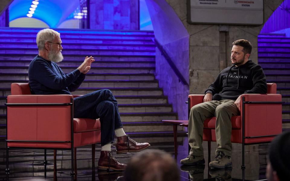 US-Talkshow-Moderator David Letterman (links) und der ukrainische Präsident Wolodymyr Selenskyj (rechts) trafen sich für die Netflix-Sendung "My Next Guest" in Kiew. (Bild: 2022 Netflix, Inc.)