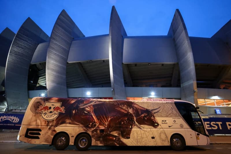 Leipzig team bus is parked at the PSG stadium before the UEFA Champions League group A soccer match between Paris Saint-Germain and RB Leipzig at the Parc des Princes. Jan Woitas/dpa-Zentralbild/dpa