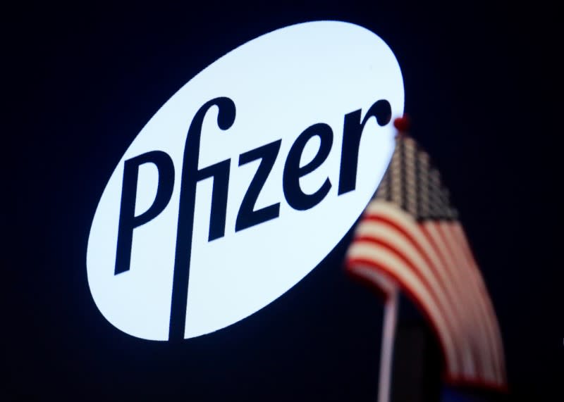 FOTO DE ARCHIVO: El logo de Pfizer aparece en un monitor en el piso de la Bolsa de Valores de Nueva York (NYSE) en Nueva York, EEUU