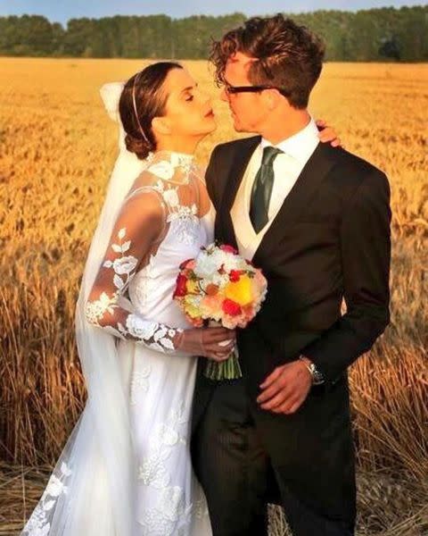 <p>La actriz cumple 9 años de matrimonio con Aldo Comas y por este motivo su marido ha querido aprovechar para dedicarle unas románticas palabras acompañadas de unas instantáneas de su boda.</p><p><a href="https://www.instagram.com/p/CfYnaMOrbZV/?hl=es" rel="nofollow noopener" target="_blank" data-ylk="slk:See the original post on Instagram" class="link ">See the original post on Instagram</a></p>